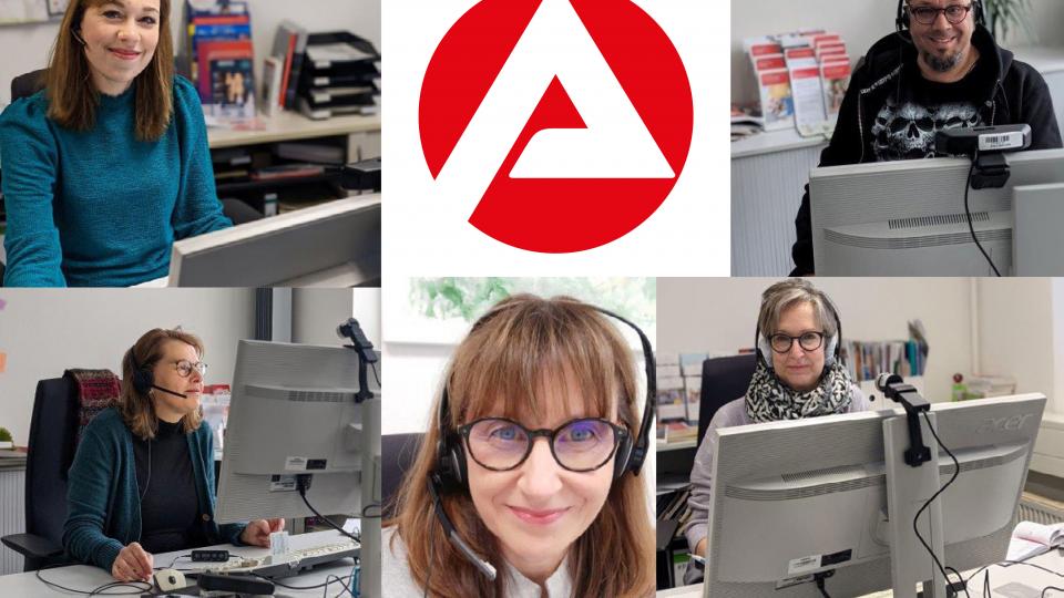 6 Berufsberater mit Headsets sitzen vor ihrem PC
