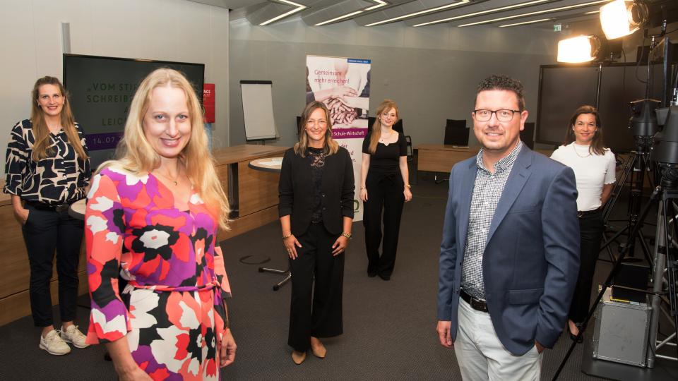 Dachten Eltern bei der Berufsorientierung mit: (von links) Kerstin Hüls, Servicestelle, Landrätin Anna Kebschull, Moderatorin Sandra Schürmann, Annika Schütte, Servicestelle, MaßArbeit-Vorstand Lars Hellmers und Katja Bielefeld, Servicestelle. Foto: MaßArbeit / Uwe Lewandowski