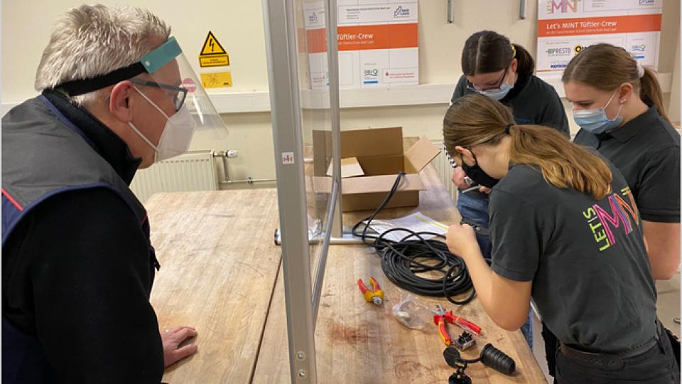 Bildunterschrift: Gemeinsam mit Reparaturexperten bereiten Schüler in Wahlpflicht-AGs an Oberschulen, wie hier die Repair Girls von der Oberschule Bad Laer, defekte Elektrogeräte auf, prüfen sie fachmännisch und schenken den Geräten so ein zweites Leben. (Foto: A. Bornhütter-Kassen/Let’s MINT e.V)