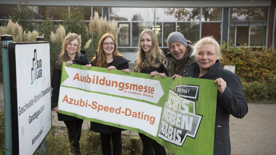 Das Organisationsteam setzt bei der Ausbildungsmesse „Azubis werben Azubis light“ in diesem Jahr auf Speed-Datings zwischen Jugendlichen und Ausbildungsunternehmen.  Foto: MaßArbeit / Uwe Lewandowski