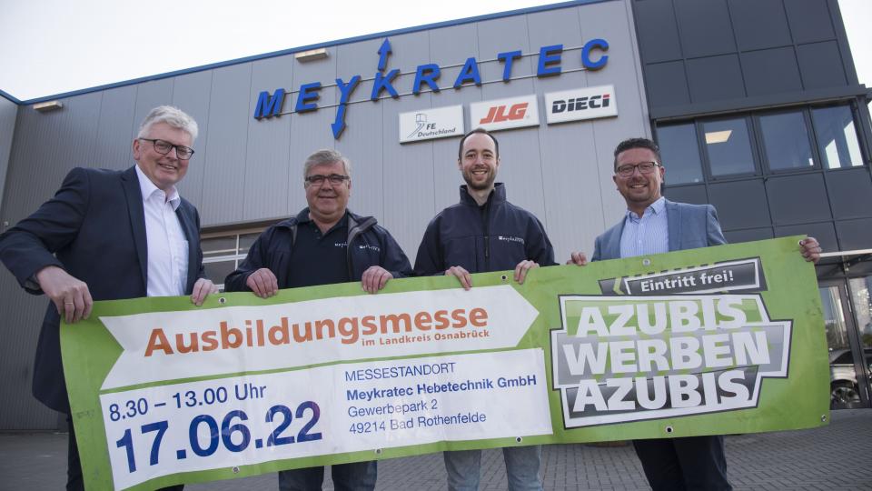 Die Messe „Azubis werben Azubis“ findet endlich wieder in Präsenz statt. Darauf freuen sich (von links nach rechts): Klaus Rehkämper, Bürgermeister der Gemeinde Bad Rothenfelde, Dieter Meywirth, Geschäftsführer des Unternehmens Meykra-tec, Tobias Vogt, Betriebsleiter von Meykratec, und Lars Hellmers, Vorstand der kommunalen Arbeitsvermittlung MaßArbeit. Foto: MaßArbeit / Uwe Lewandowski
