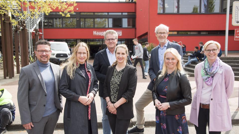 Sie freuten sich über das große Engagement von Jugendlichen und Unternehmen beim B.O.P. Melle-Bissendorf (v.l.n.r.): Lars Hellmers, Vorstand der MaßArbeit, Landrätin Anna Kebschull, Bissendorfs Bürgermeister Guido Halfter, Kerstin Hüls von der Servicestelle Schule-Wirtschaft der MaßArbeit, Claus Dötzer, stellvertretender Schulleiter der BBS Melle, die Meller Bürgermeisterin Jutta Dettmann und Anja Stolte, Koordination Bau- und Holztechnik, BBS Melle. Foto: MaßArbeit / Uwe Lewandowski