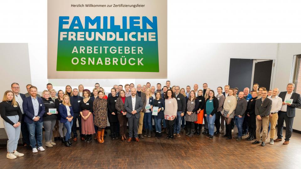 Seit neun Jahren werden in Landkreis und Stadt Osnabrück familienfreundliche Arbeitgeber zertifiziert. Bei der jüngsten Verleihung erhielten 45 Unternehmen die Auszeichnung.