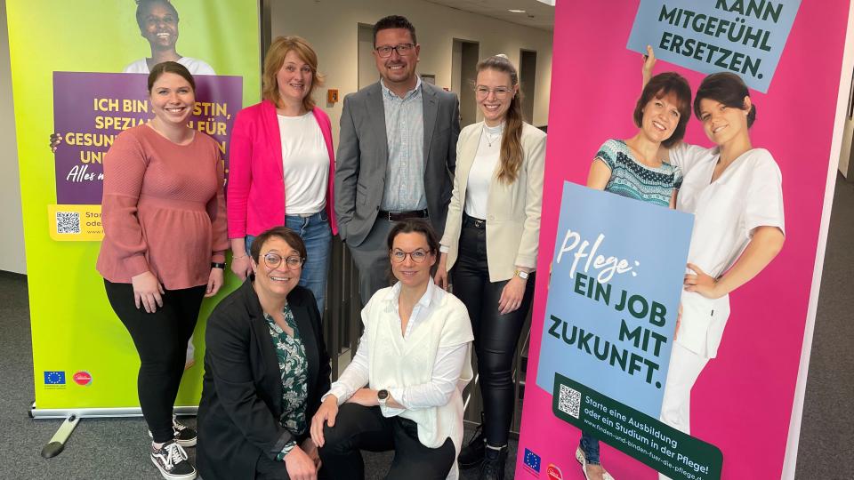 Ziehen eine positive Bilanz des Projekts (v. li hinten): Lina Freitag, Fachdienst Soziales des Landkreises Osnabrück, Marion Bley, Geschäftsführerin GewiNet, MaßArbeit-Vorstand Lars Hellmers, Sophia Büssing, Projektkoordinatorin, sowie (v. li. vorne) Susanne Steininger, Leiterin Übergangsmanagement bei der MaßArbeit, und Katja Bielefeld von der Servicestelle Schule-Wirtschaft der MaßArbeit.  Foto: Frank Bertram / MaßArbeit