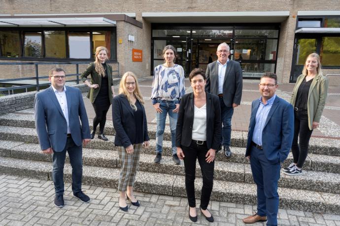 Die Organisatorinnen und Organisatoren freuten sich über die große Resonanz auf die Messe „Talent trifft Ausbildung light“ (vor der Treppe v. l. n. r.) : Simon Borgers, Schulleiter der Oberschule Hagen, Landrätin Anna Kebschull, Christine Möller, zukünftige Bürgermeisterin der Gemeinde Hagen, sowie Lars Hellmers, MaßArbeit-Vorstand, und (auf der Treppe v.l.n.r.) Annika Schütte, Netzwerkkoordinatorin Servicestelle Schule-Wirtschaft der MaßArbeit, Jenny Menkhaus, Wirtschaftsförderin der Gemeinde Hagen, Bürg